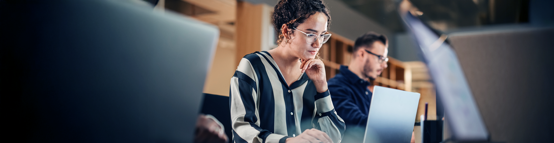 Instalação de hidrogênio com tanques e painéis solares ao lado de rodovia, representando projetos sustentáveis e logística de fornecedores.