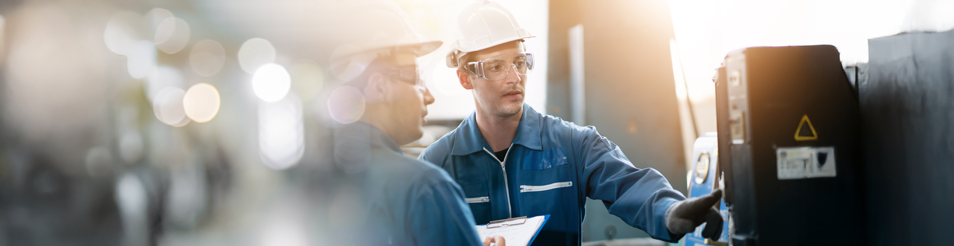 Instalação de hidrogênio com tanques e painéis solares ao lado de rodovia, representando projetos sustentáveis e logística de fornecedores.